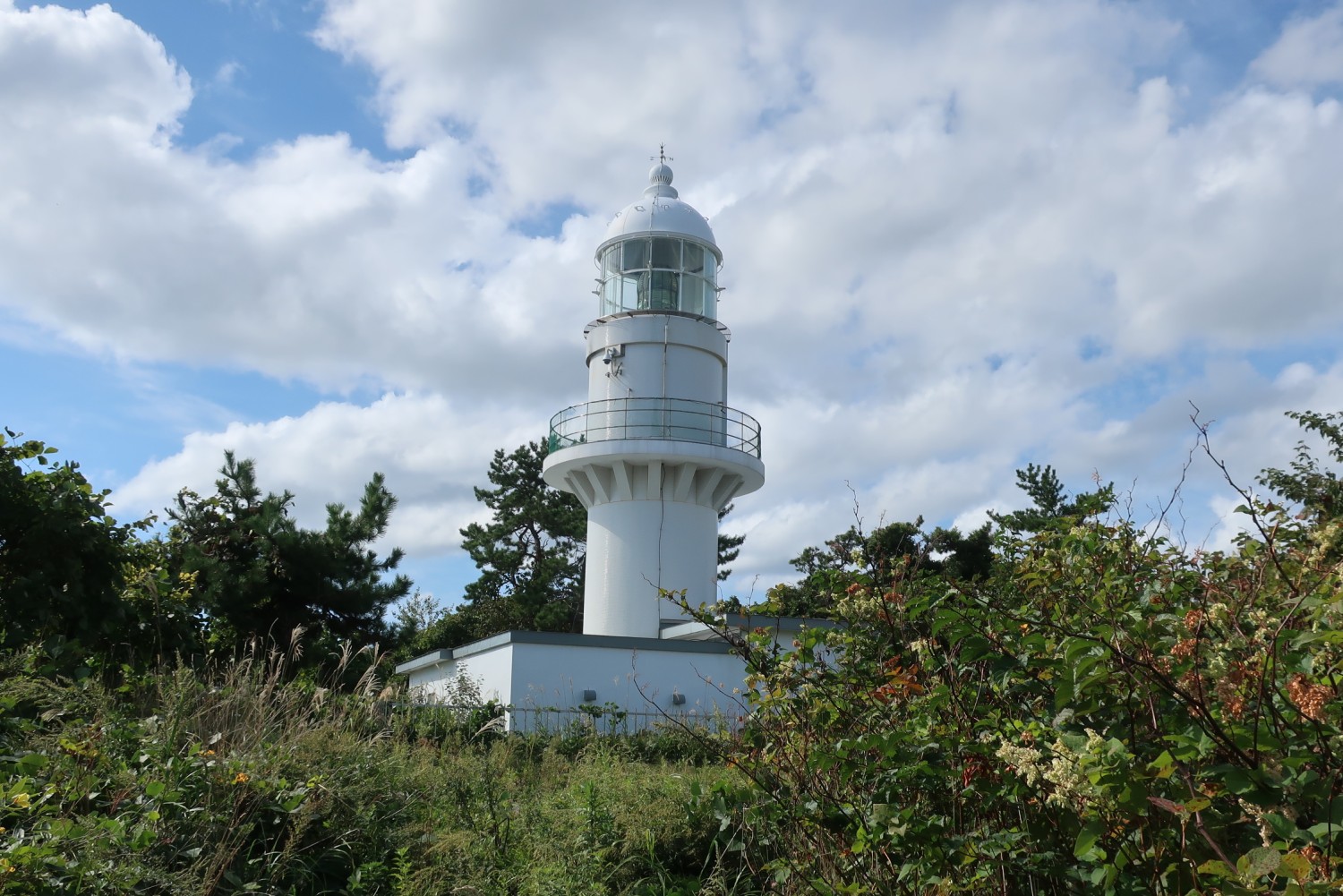 静けさと草むらに囲まれた葛登支岬灯台、難易度は高くないが到達すれば大きな満足感が