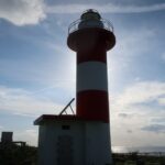 高所から見下ろす日方泊岬灯台が美しい、灯台は船だけでなく、周囲で暮らす人々も見守っている