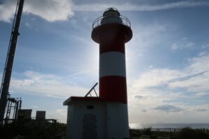 高所から見下ろす日方泊岬灯台が美しい、灯台は船だけでなく、周囲で暮らす人々も見守っている