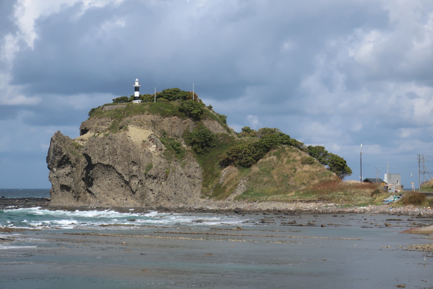 本目岬灯台を頭に乗せた巨大なサイが海に入っていく