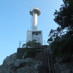 松切鼻灯台に立ちはだかる2つの障壁、干潮時しか現れない岩場、垂直なはしご