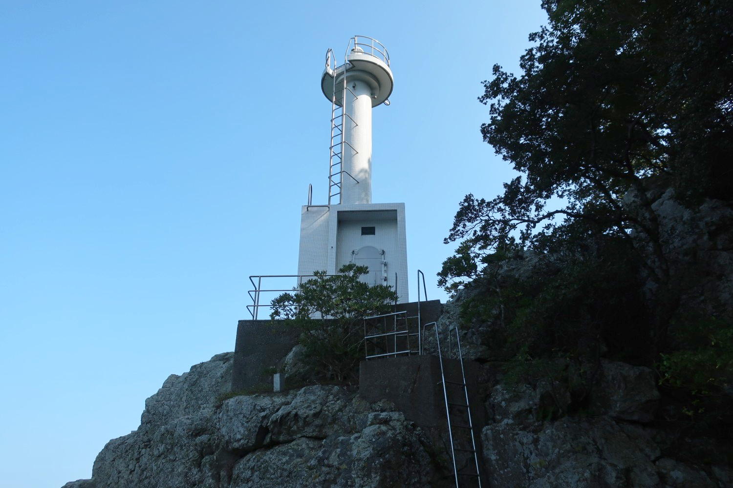 松切鼻灯台に立ちはだかる2つの障壁、干潮時しか現れない岩場、垂直なはしご