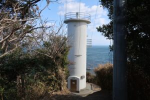 ロープがなかったら無理！急斜面をのぼり急斜面をくだる大磯埼灯台