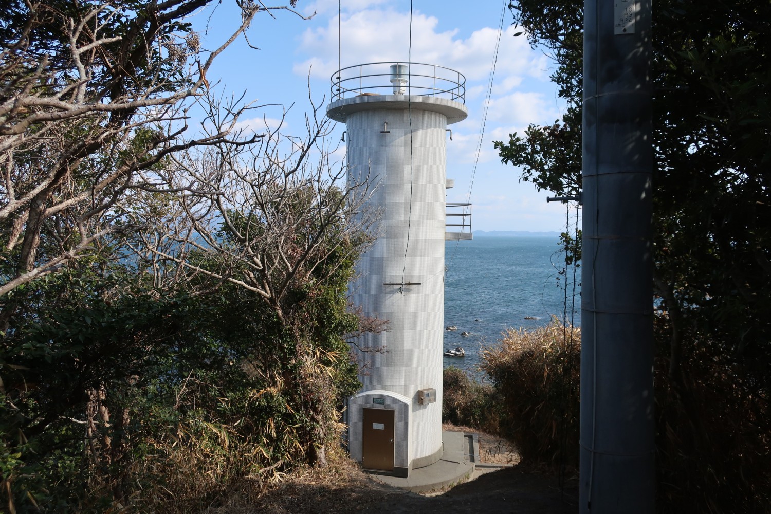 ロープがなかったら無理！急斜面をのぼり急斜面をくだる大磯埼灯台