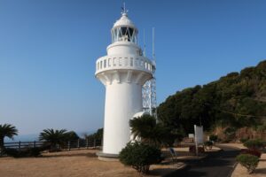 中肉中背の細島灯台、整った形がいい感じ