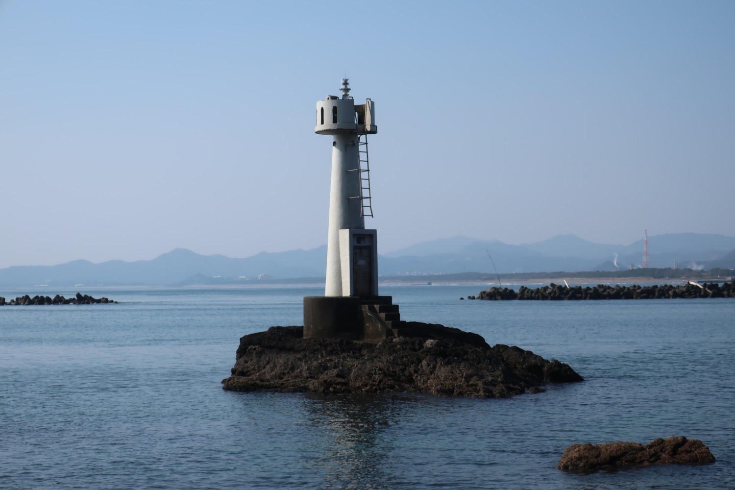 東海灯台は渡れそうで渡れない