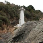 巨岩の上に蒲江港灯台、どうやってのぼれと？