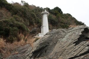 巨岩の上に蒲江港灯台、どうやってのぼれと？