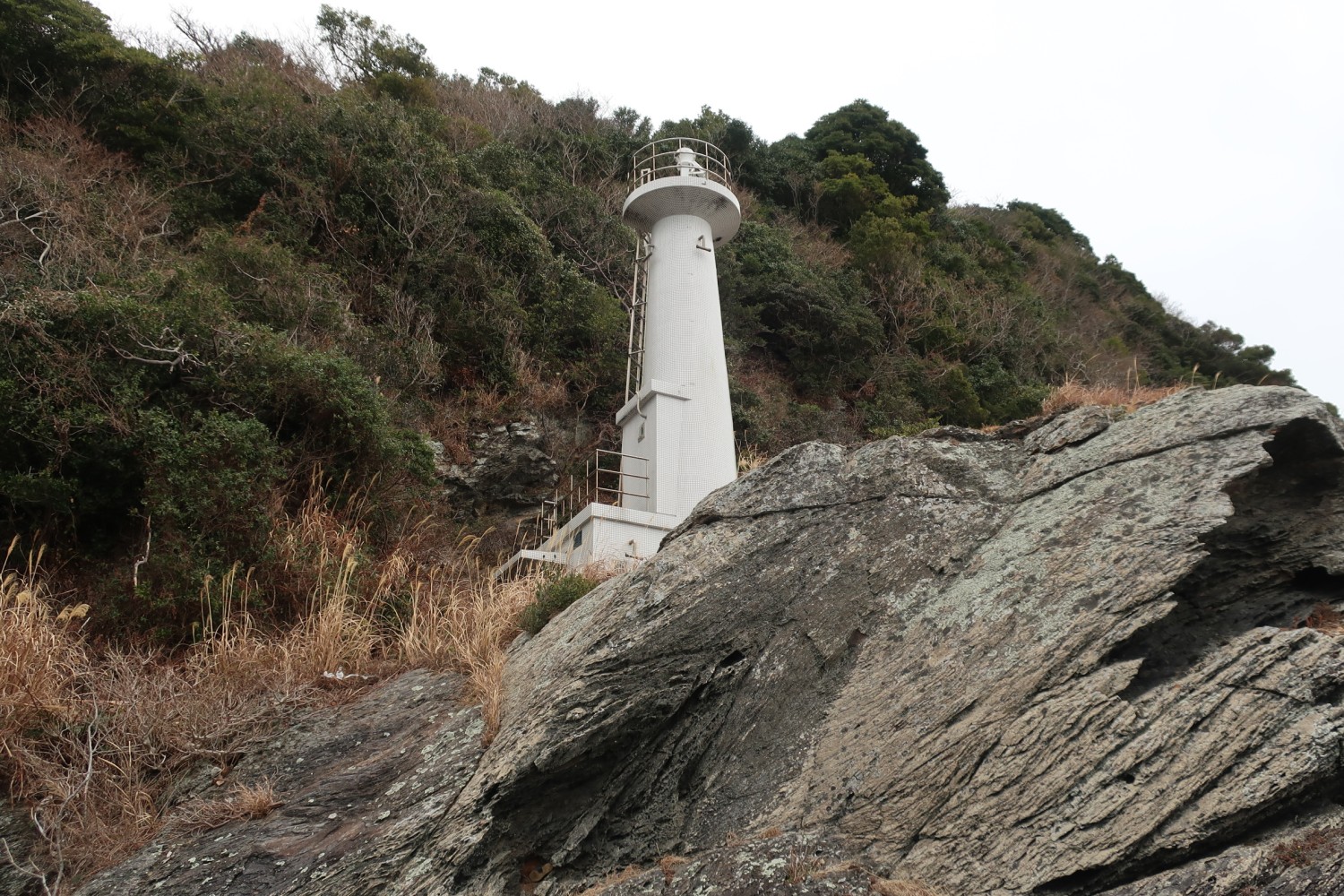 巨岩の上に蒲江港灯台、どうやってのぼれと？