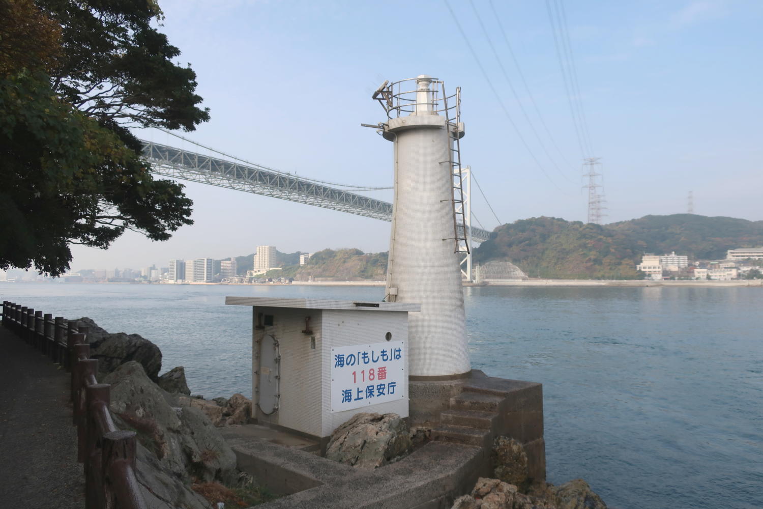 存在感が薄い門司埼灯台、だが火ノ山下潮流信号所とのセットは大事な意義を持つ