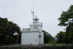 4本のロープの助けをかりながらのぼる日振島灯台、往復1時間の大冒険