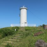 まさに“草の山”にさわやかに立つ草山埼灯台