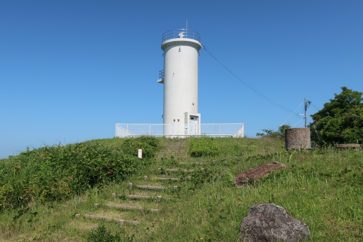 まさに“草の山”にさわやかに立つ草山埼灯台