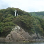 船から見る立ち姿がいい堂埼灯台――海から見るのが本来の灯台の顔