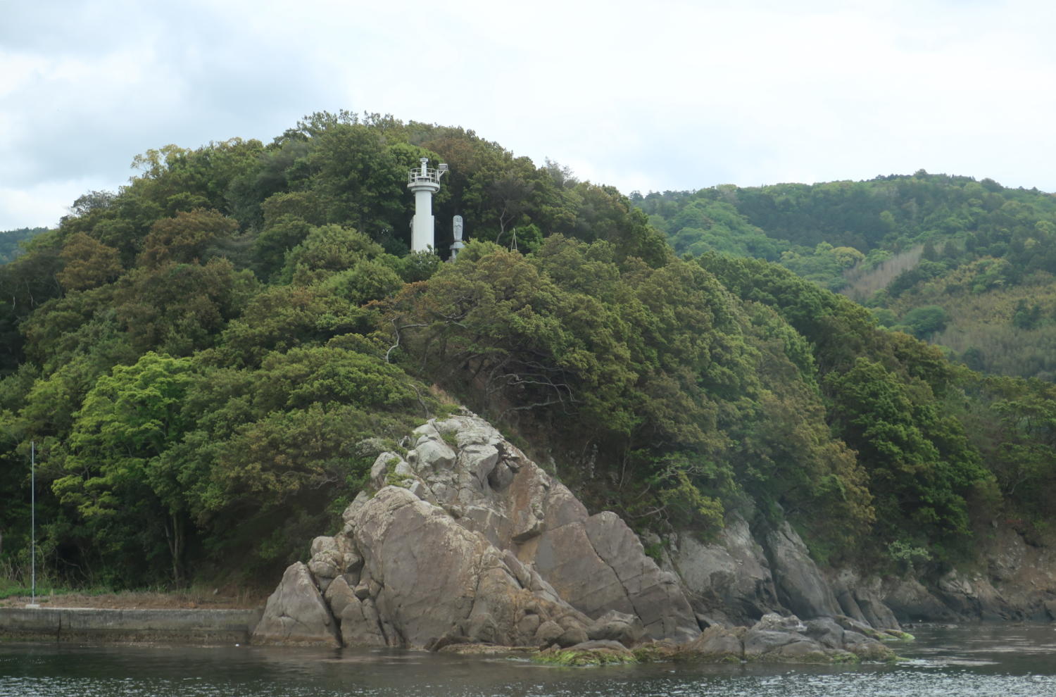 船から見る立ち姿がいい堂埼灯台――海から見るのが本来の灯台の顔